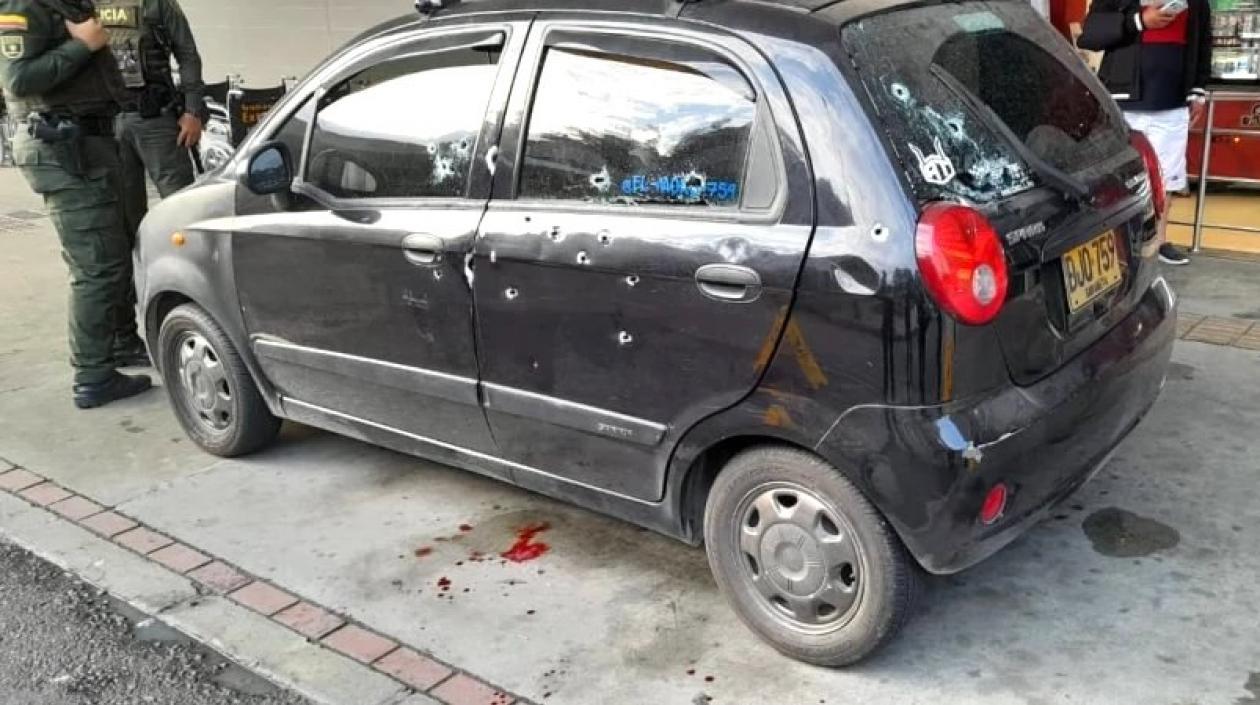 El vehículo en el que se movilizaban las víctimas al momento del ataque.