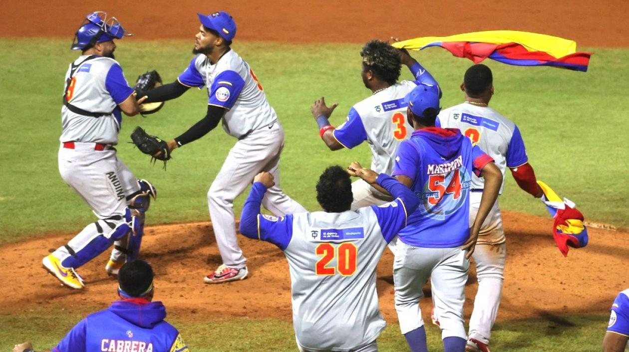 Peloteros de Caimanes de Barranquilla celebrando al final del juego.