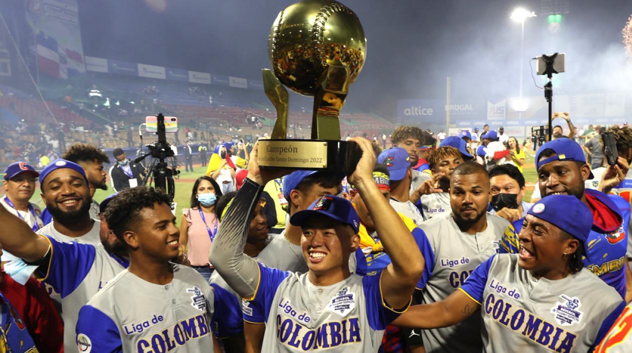 Peloteros de Caimanes celebrando el título.