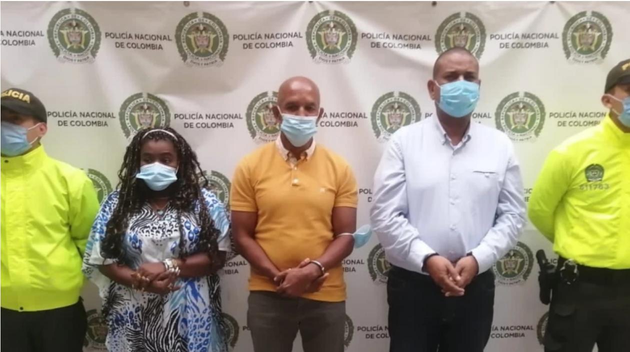 Álvaro Córdoba Ruiz (centro), capturado. Los otros dos detenidos son Libia Amanda Palacio y Alberto Alonso Jaramillo.