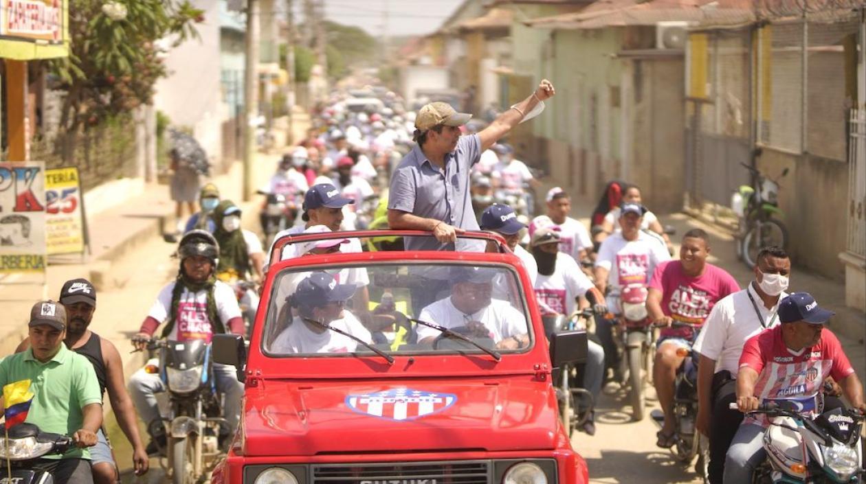 El precandidato Alex Char durante su recorrido por el departamento de Bolívar.
