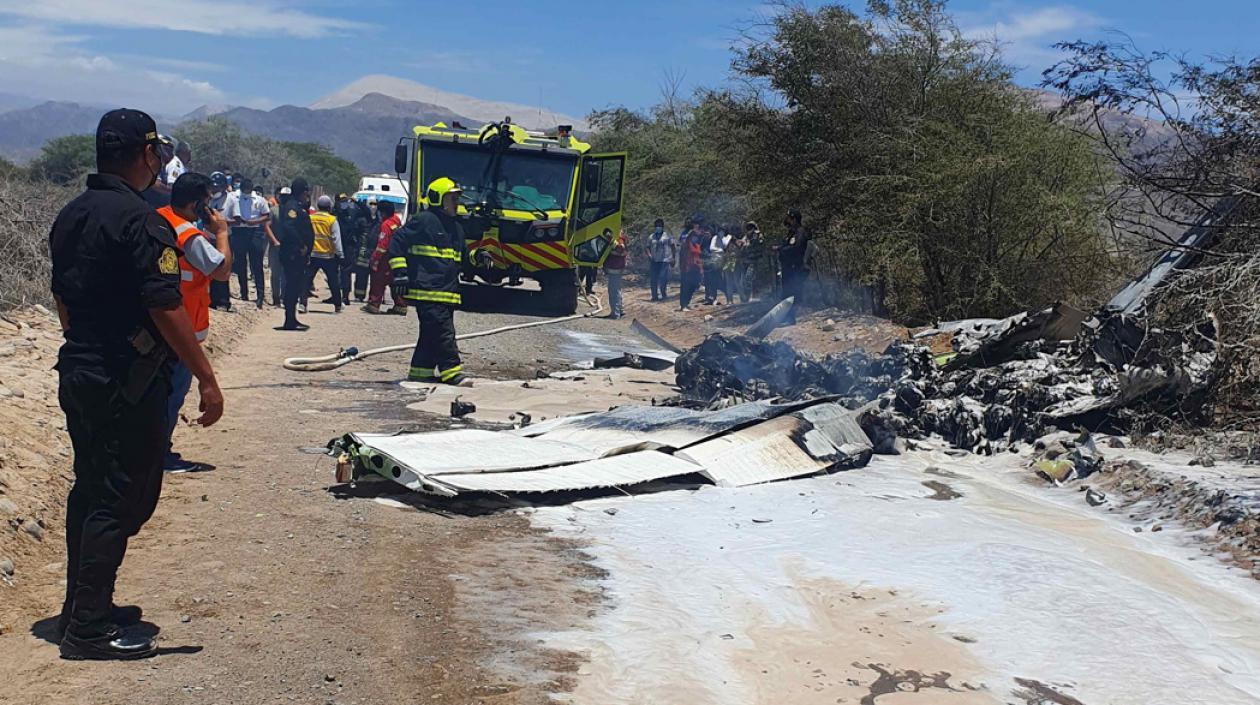 Restos de la avioneta que se accidentó hoy en la región de Ica en Perú.