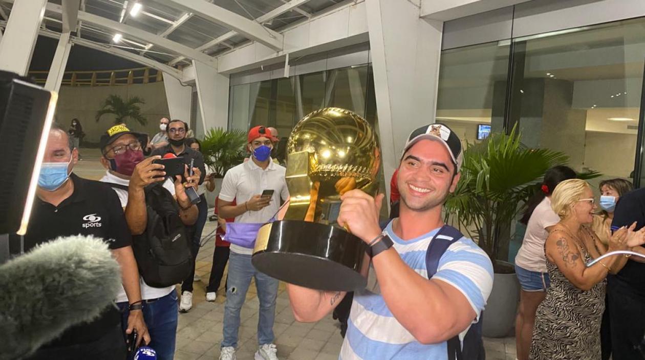 Los Caimanes a su llegada al aeropuerto de Barranquilla. 