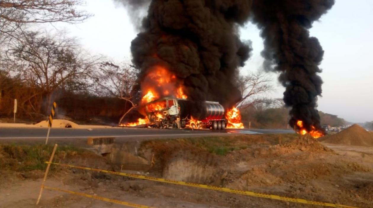 El camión se incineró después del fuerte choque.