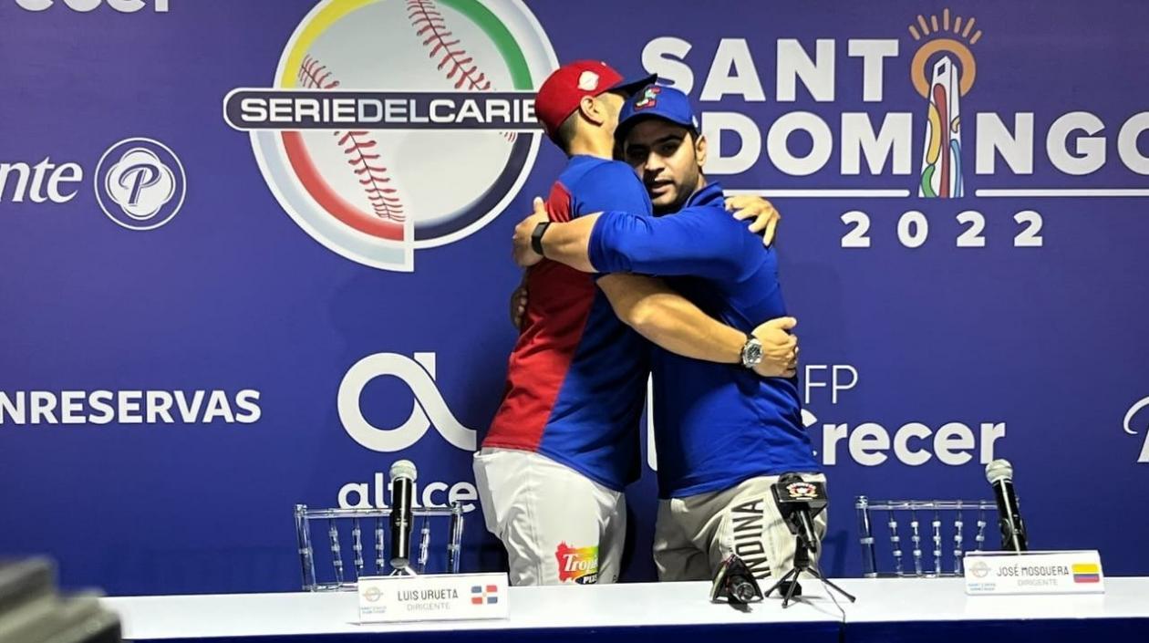 Luis Urueta felicita a José Mosquera.