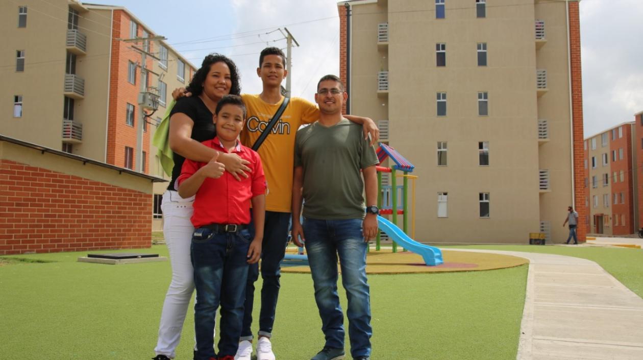 Familia colombiana compradora de vivienda.