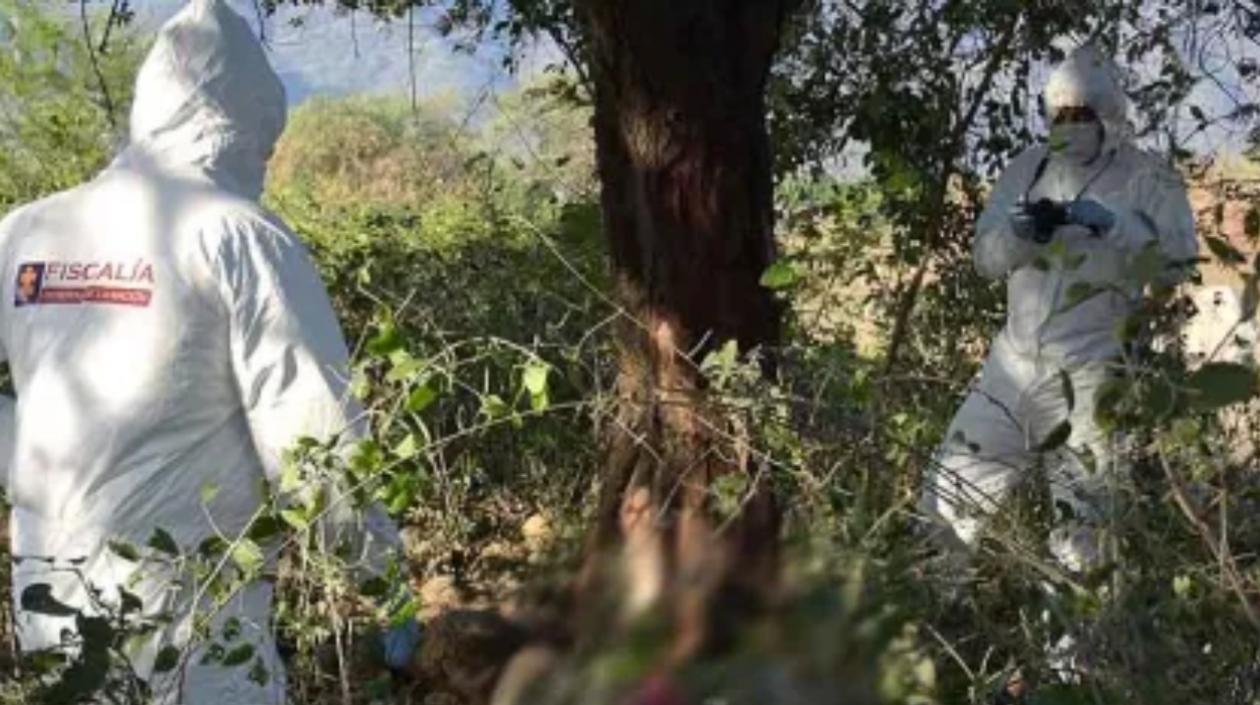 El CTI de la Fiscalía llegó al lugar donde fue encontrado el cuerpo de la mujer. 
