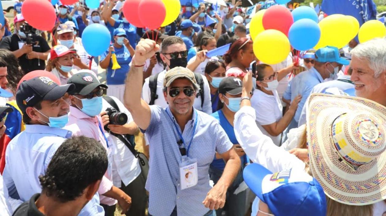 El precandidato Alex Char recibiendo el apoyo de los cordobeses.
