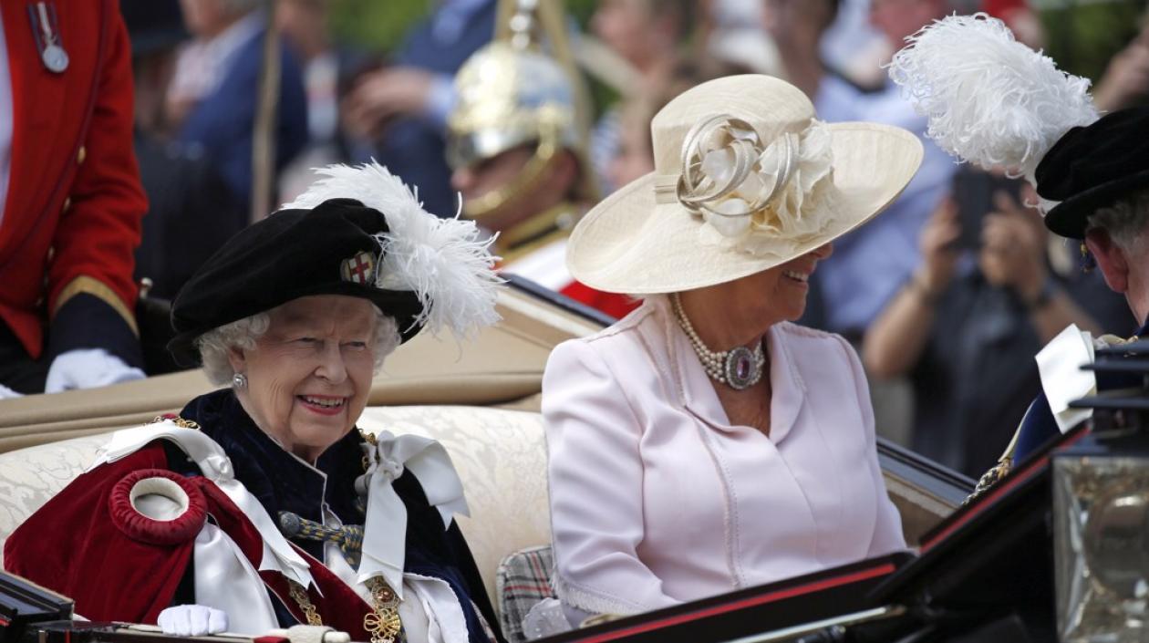 Reina Isabel II y Camilla Parker.