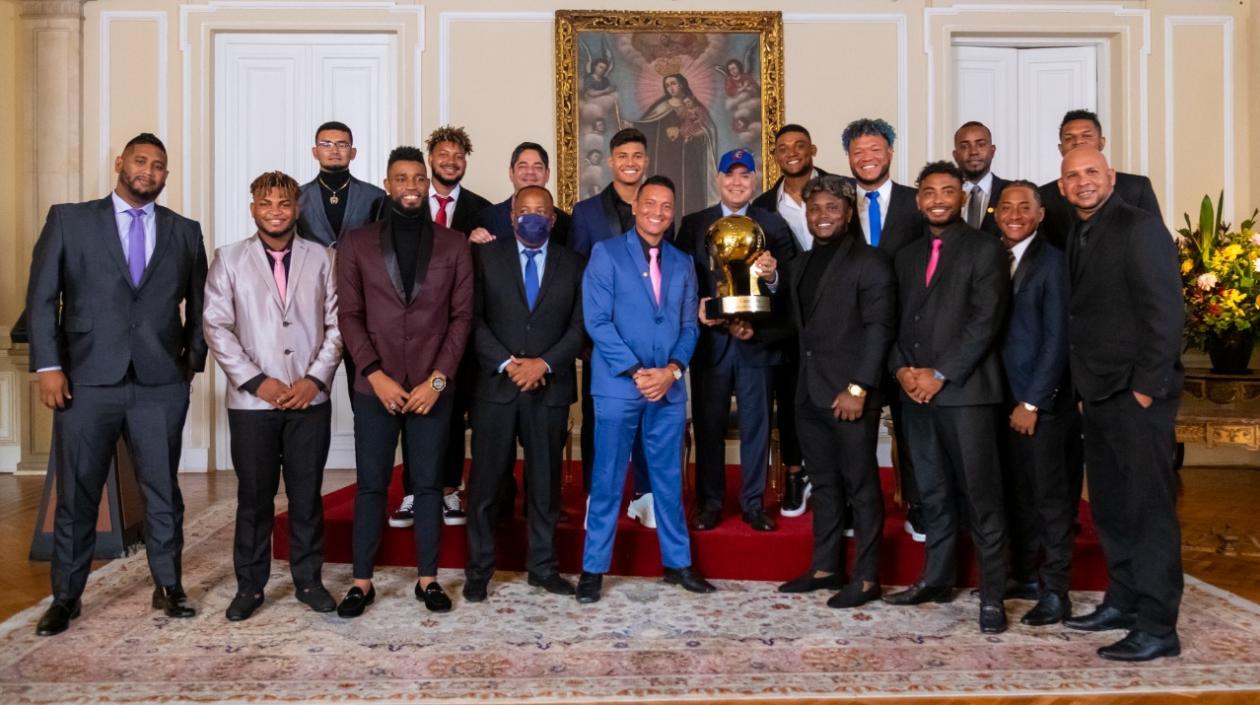 Presidente Iván Duque y los peloteros de Caimanes.