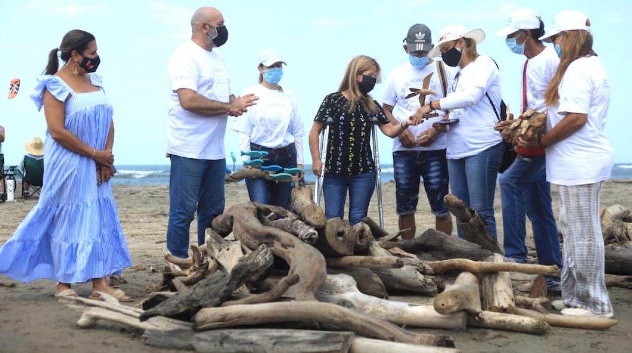 La Gobernadora Elsa Noguera promoviendo la utilización de la 'madera náufraga'.