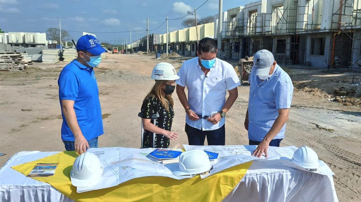 La Gobernadora Elsa Noguera revisando el avance de los proyectos.