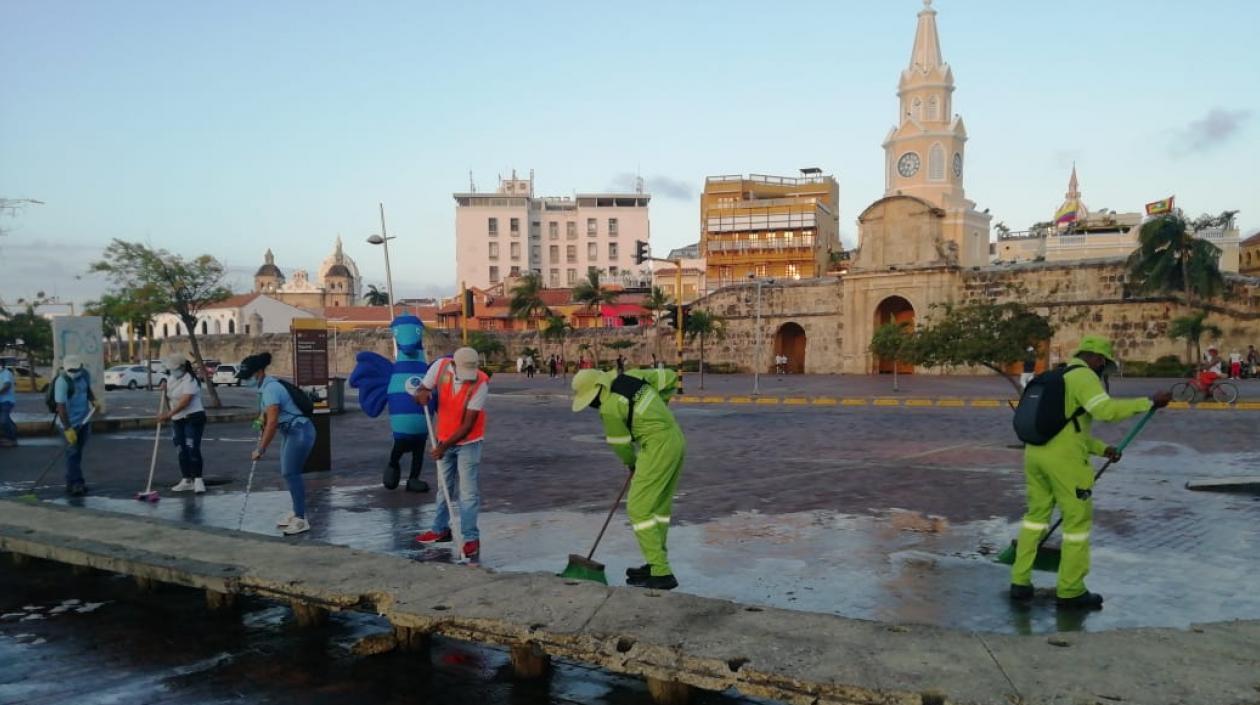 Operarios de Pacaribe en sitios turísticos de Cartagena.