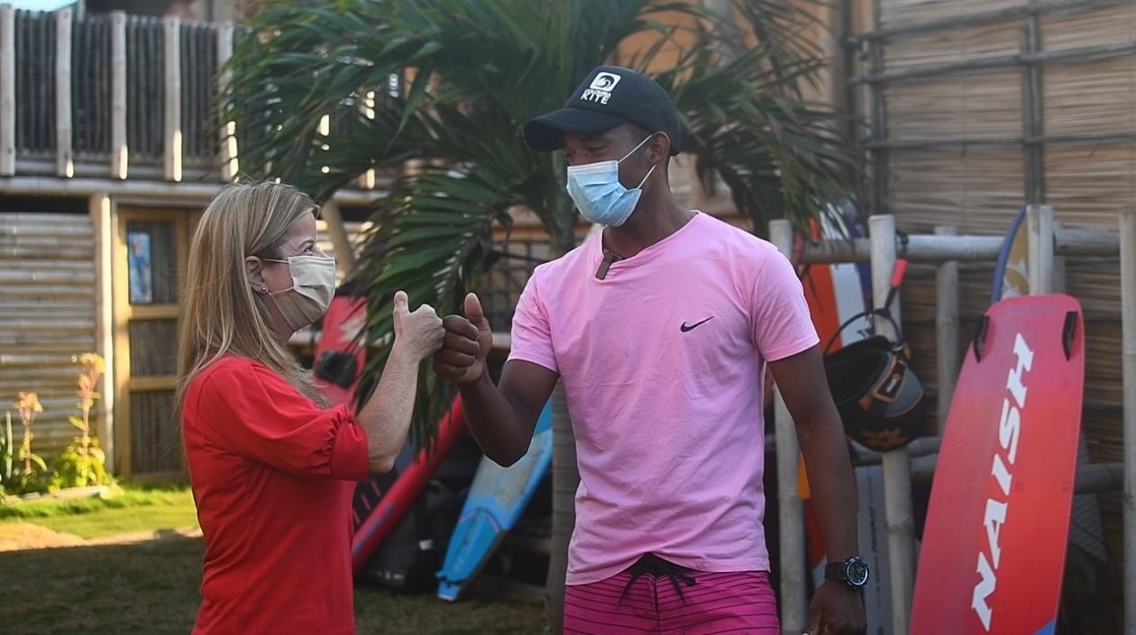 La Gobernadora Elsa Noguera al lado del deportista Duván Macías. 