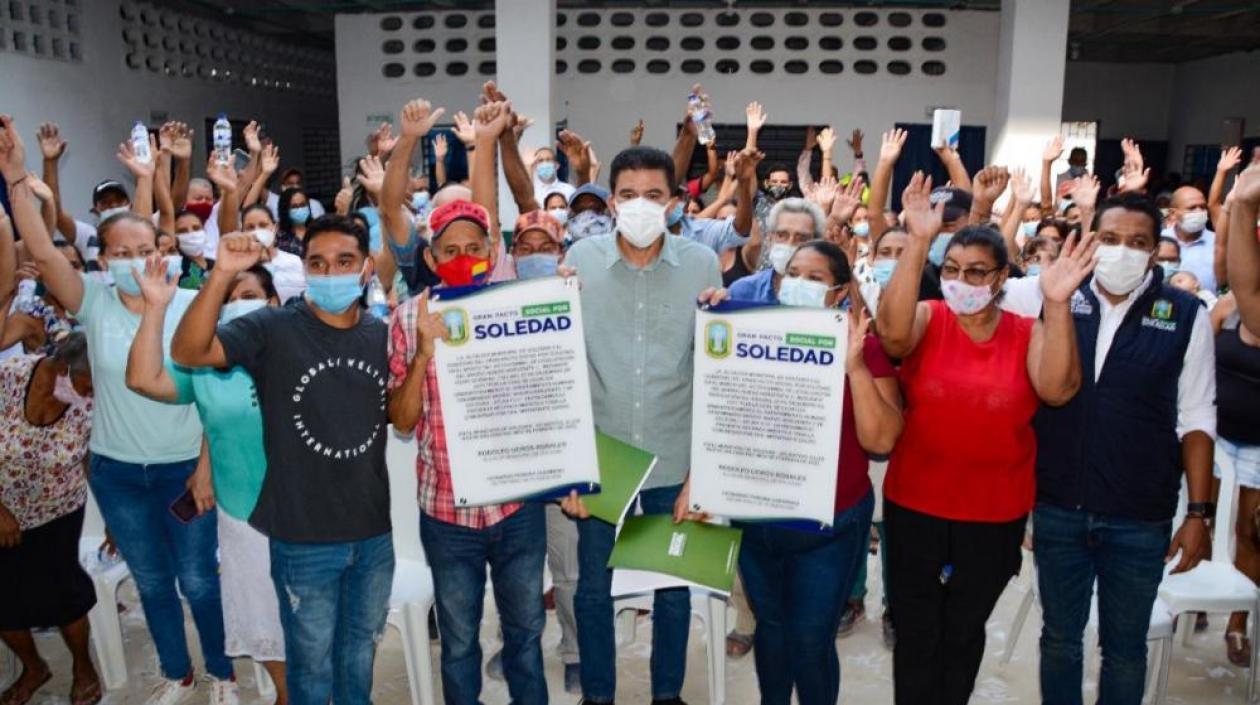 Alcalde Rodolfo Ucrós con habitantes de los mencionados barrios. 