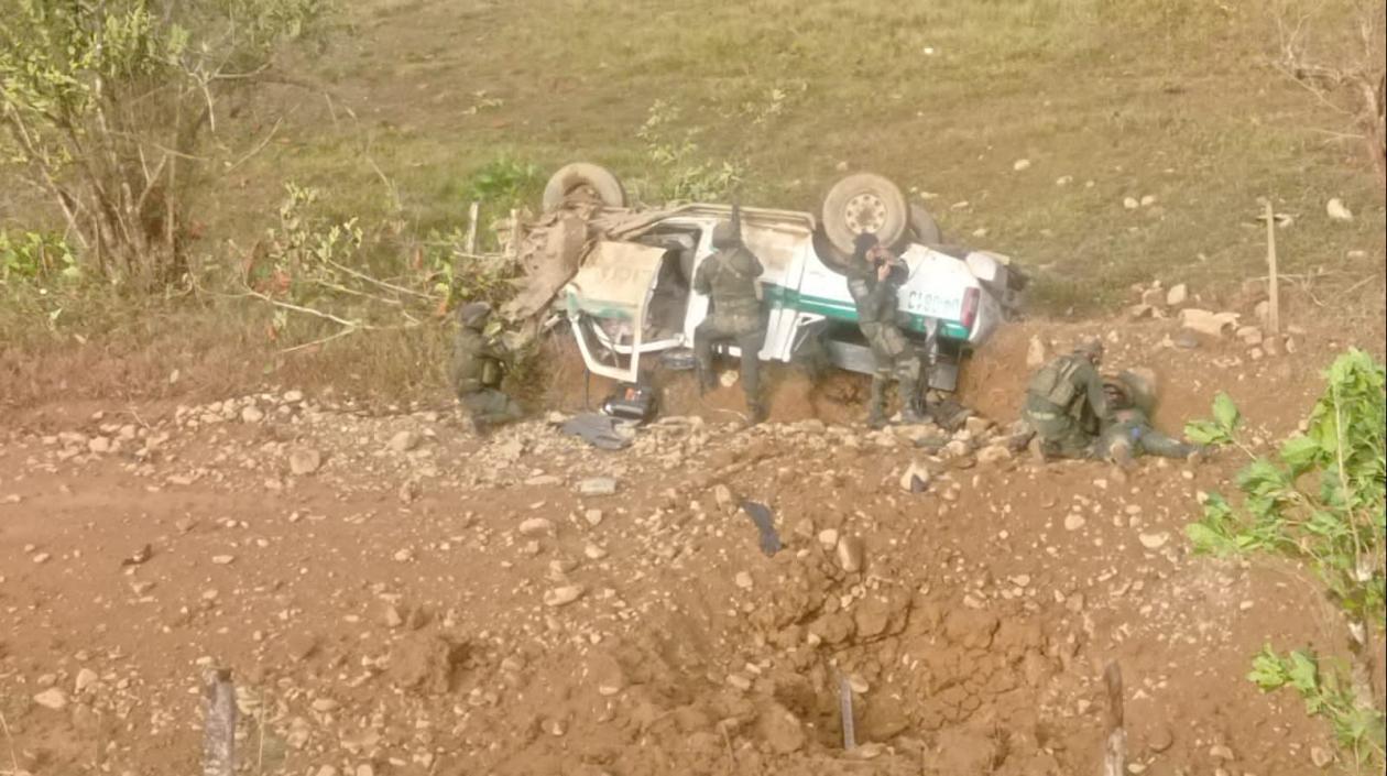 Estado en que quedó la patrulla de la Policía, tras el atentado.