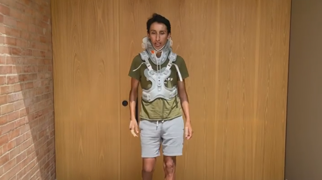 Egan Bernal saliendo caminando de su casa.