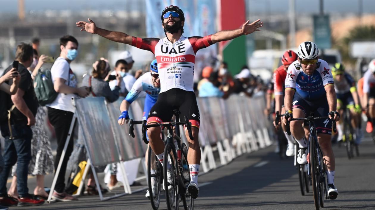 Fernando Gaviria se impone en la meta. 