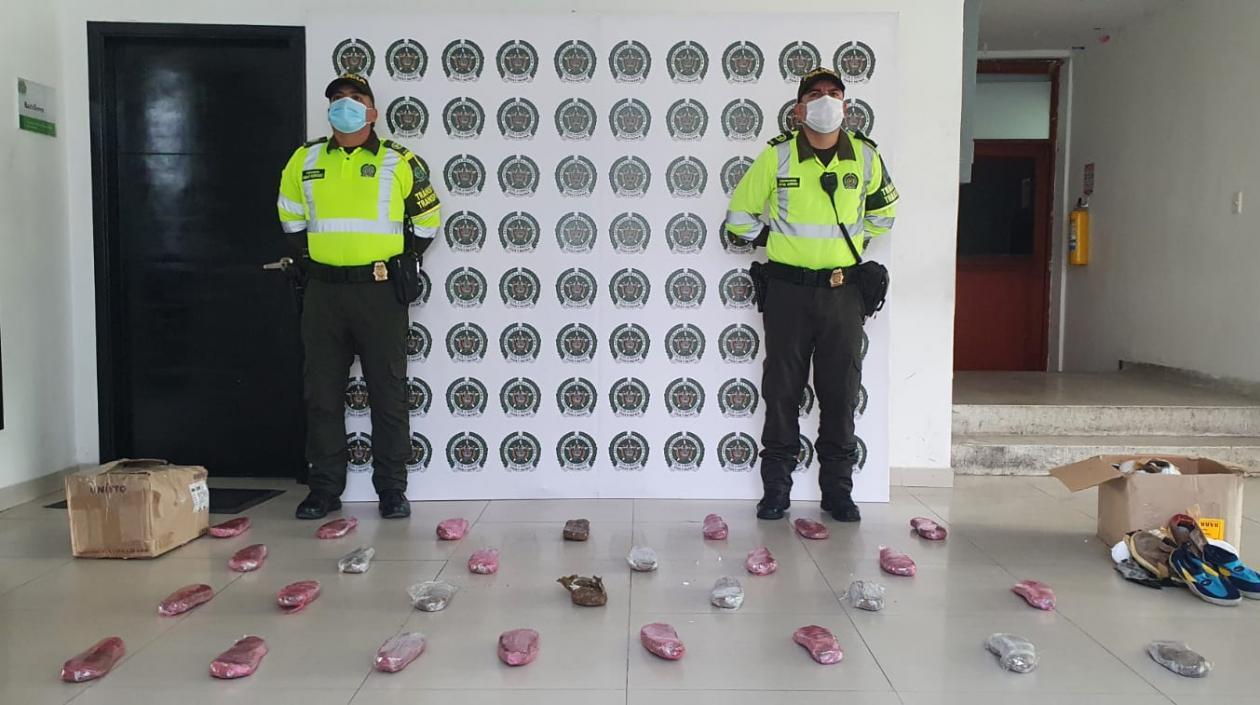 Marihuana incautada en zapatos. 