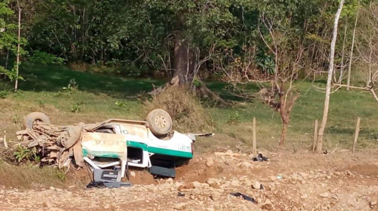 A un lado de la vía quedó destruida la patrulla policial.