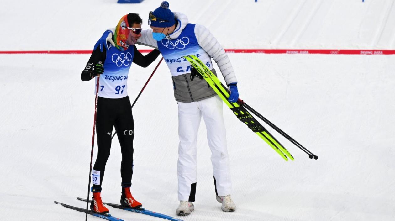 Carlos Andrés Quintana (licra negra) saluda a otro deportista. 