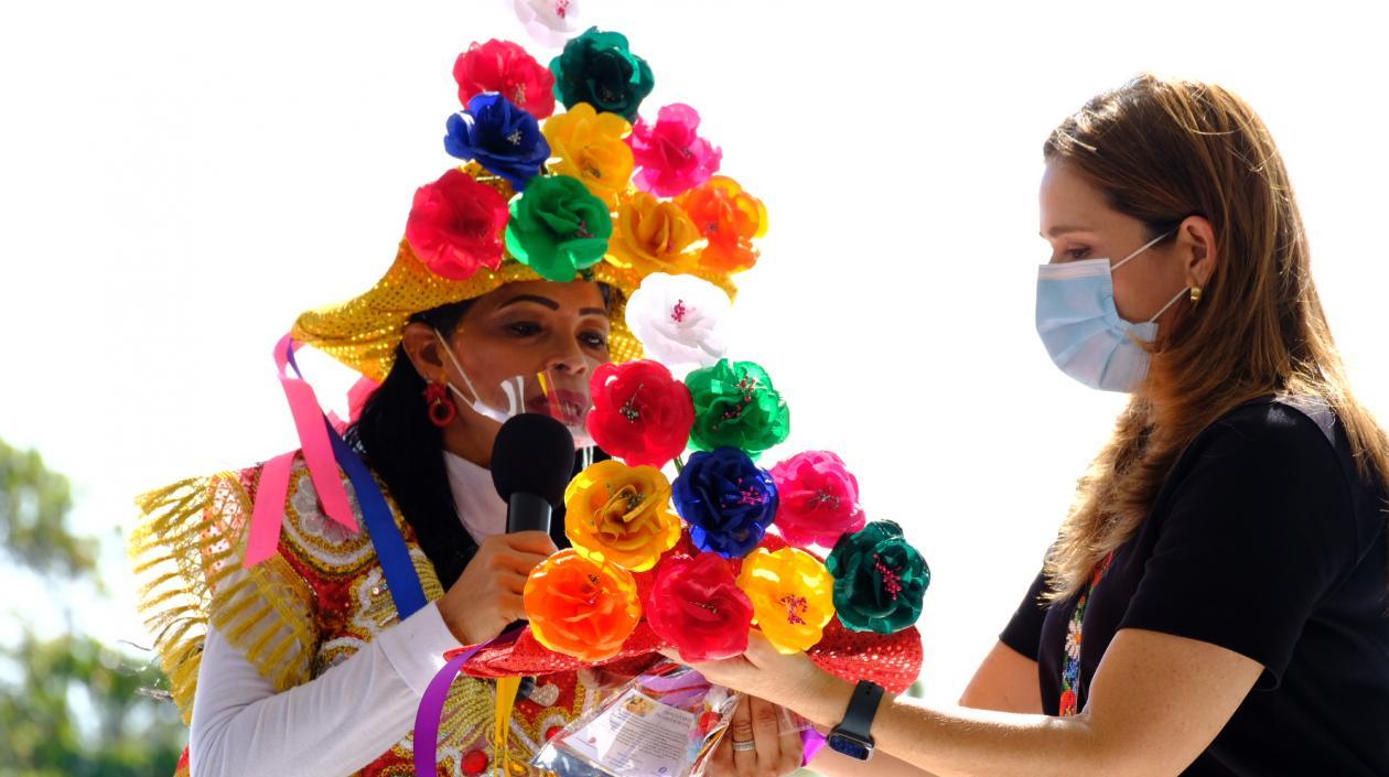 La Secretaria de Cultura María Teresa con las Farotas