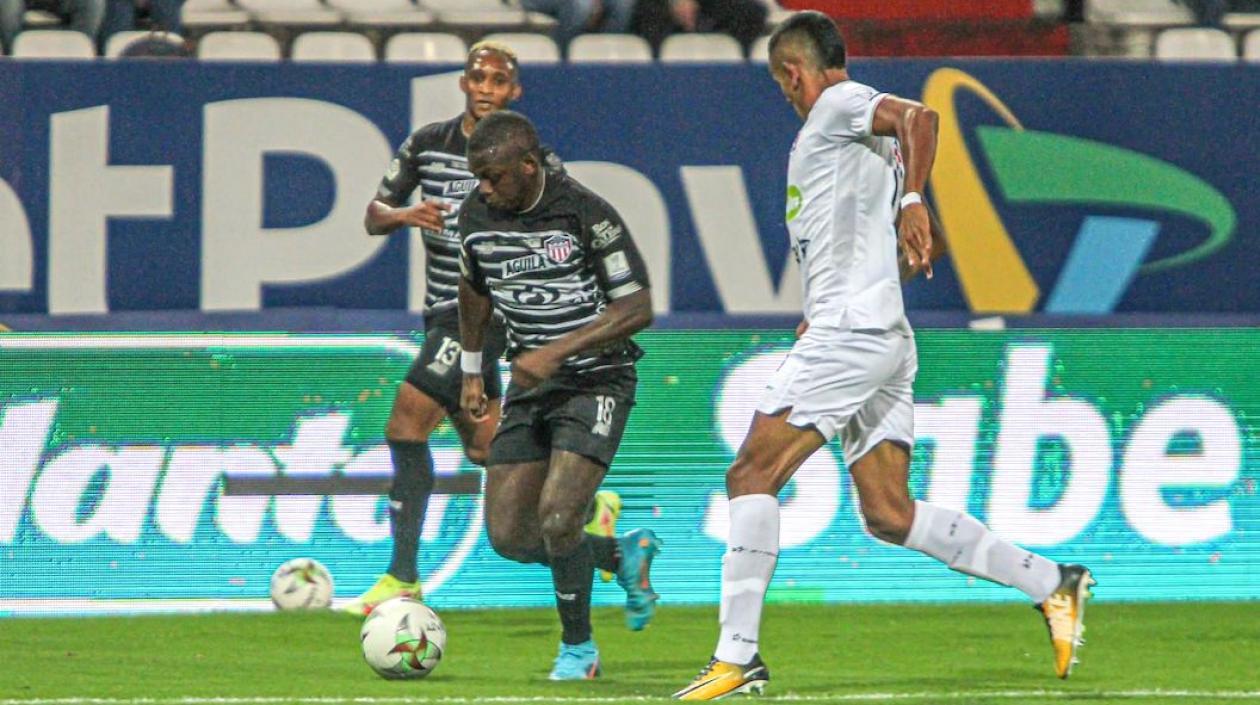 Edwuin Cetré en jugada ofensiva.