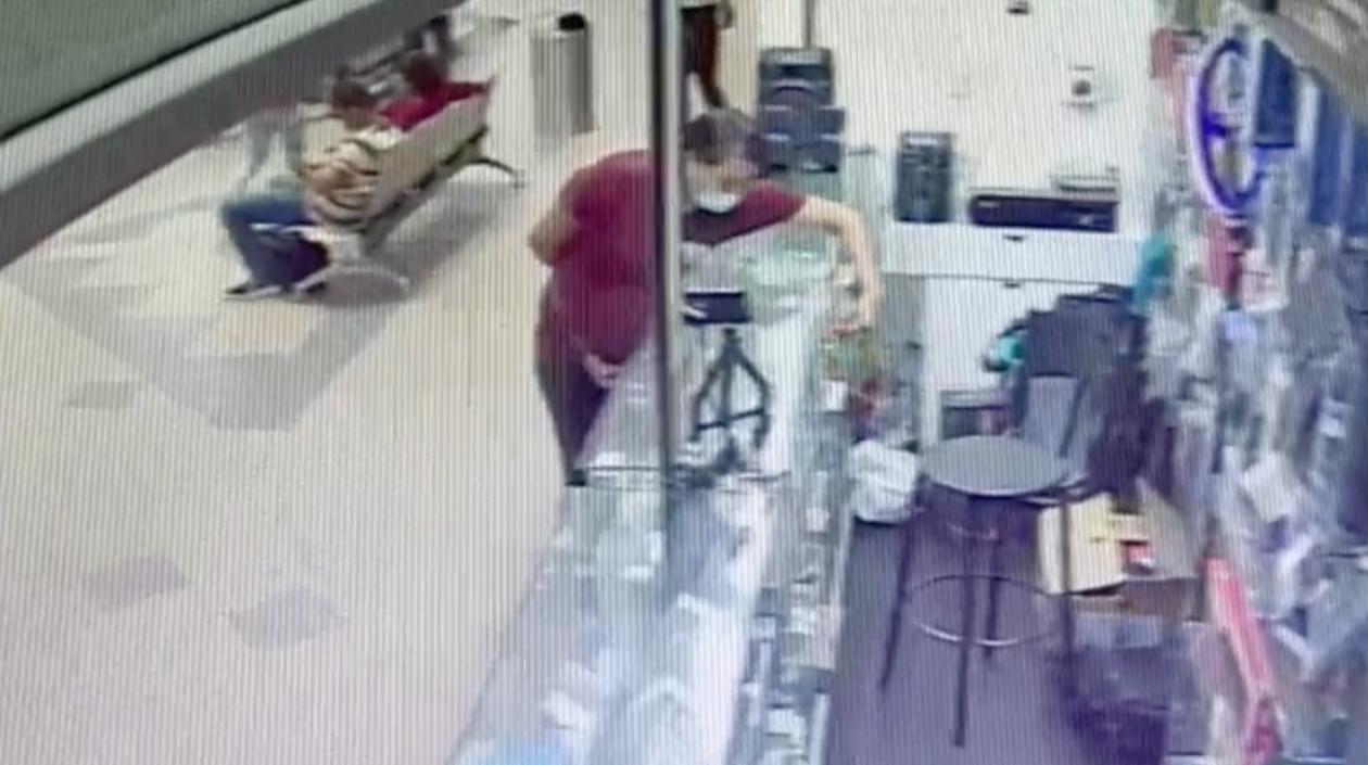 Momento en que la mujer se hurta los celulares.