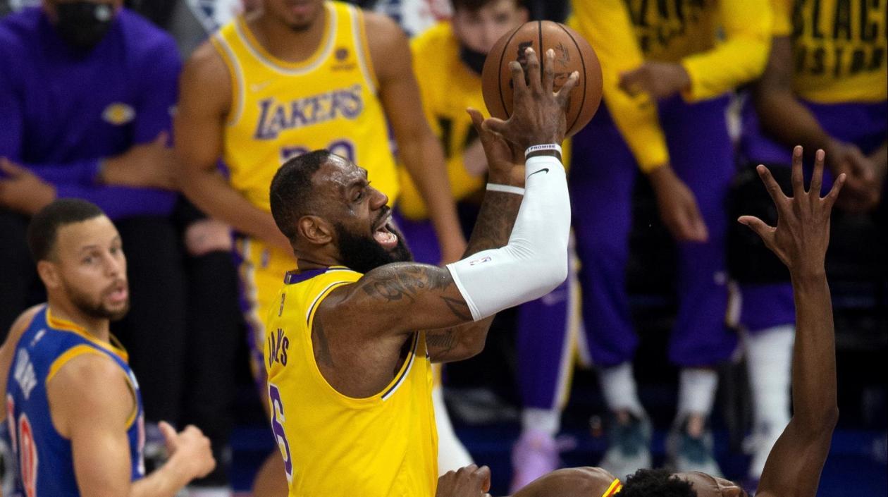 LeBron James anota durante el partido. 