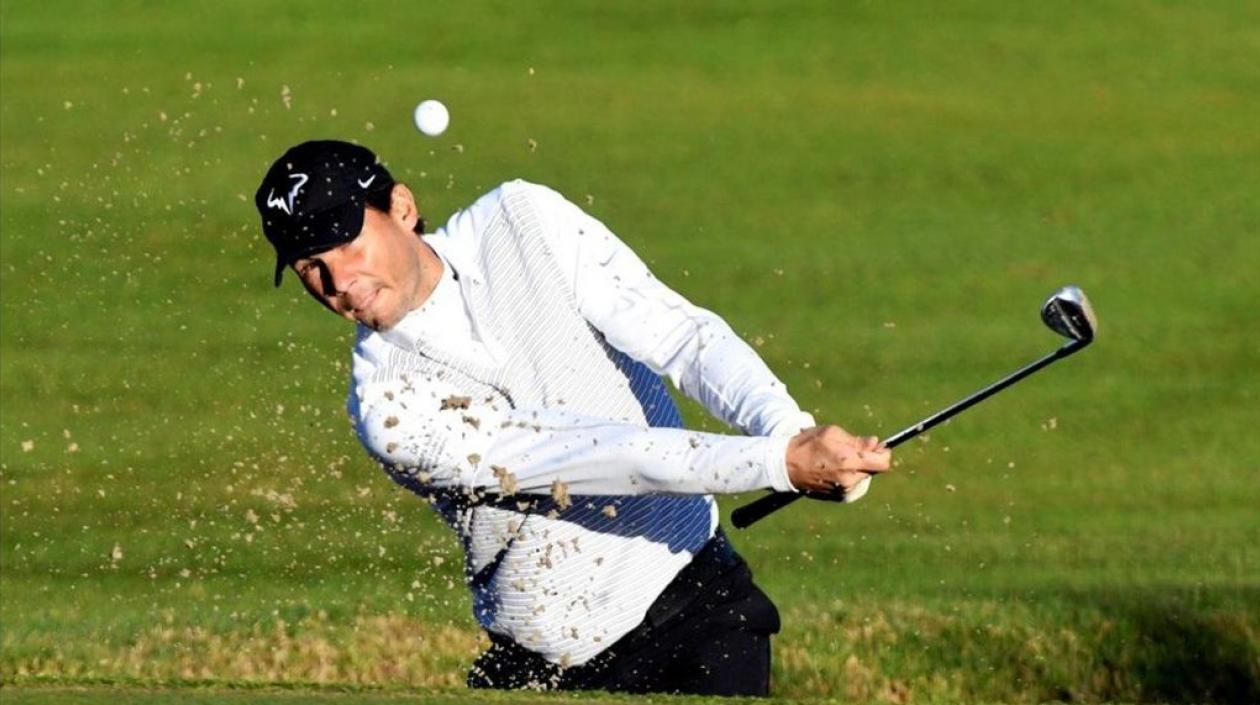 Rafael Nadal, tenista español, jugando golf. 