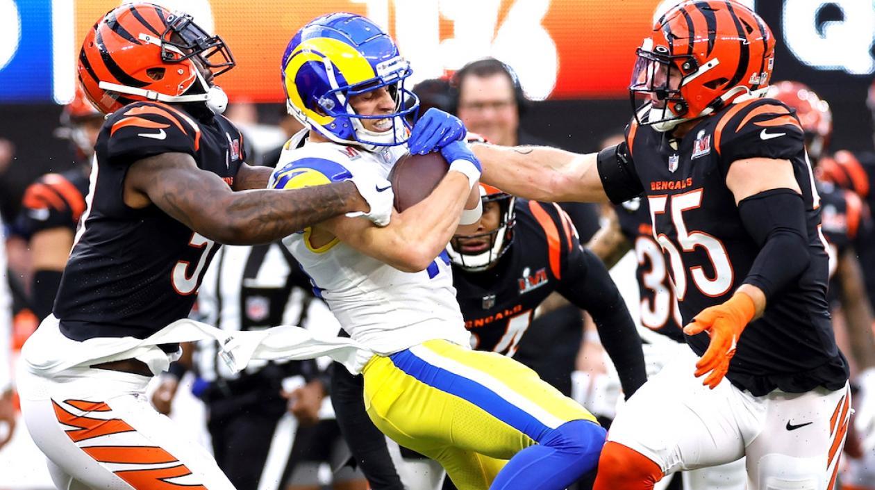 Acción del juego final entre Los Angeles Rams y Cincinnati Bengals.