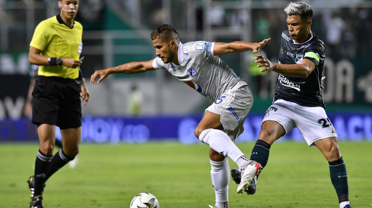 Larry Vásquez protege el balón ante Teófilo Gutiérrez.