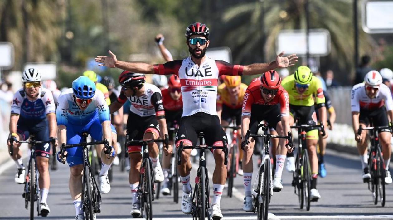 Fernando Gaviria se impone en la meta. 