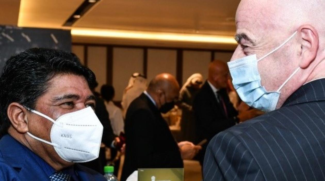 Ednaldo Rodrigues, presidente de la Confederación Brasileña de Fútbol, y Giani Infantino, presidente de la FIFA.