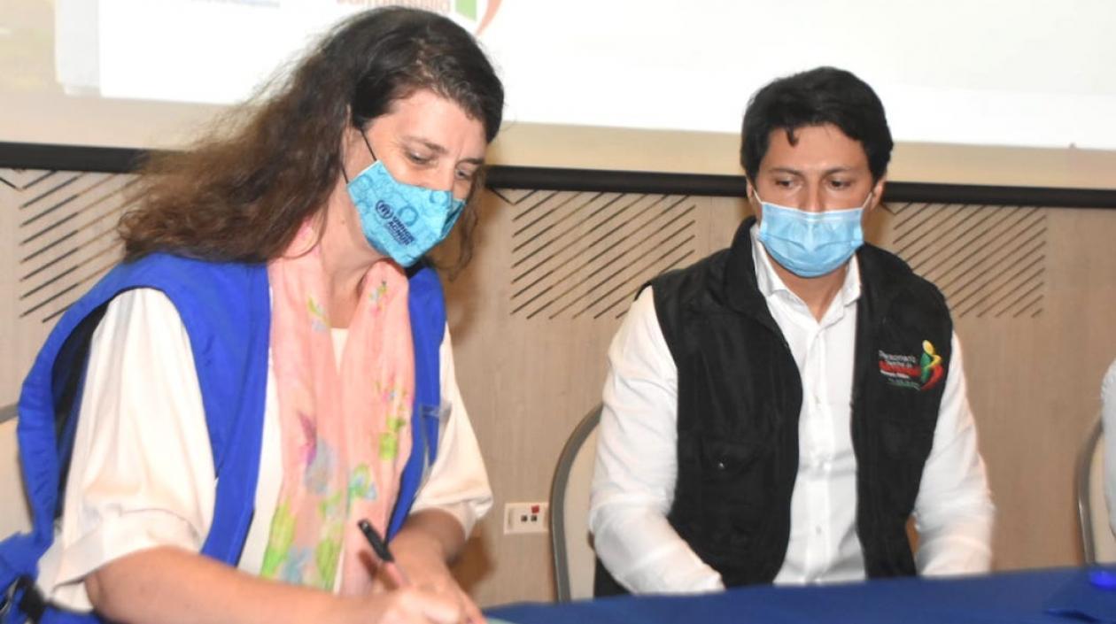 Irene van Rij, jefa de Acnur en la Región Caribe y el Personero Miguel Ángel Alzate, durante la firma de la Carta de Entendimiento.