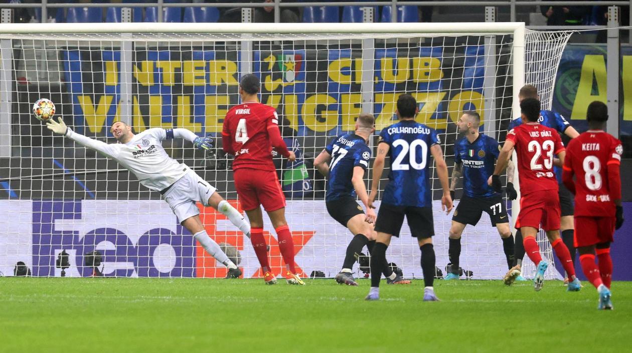Luis Díaz mira la pelota entrando en las redes. 