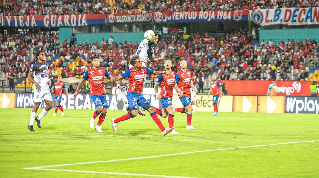 Miguel Ángel Borja intentando un remate de cabeza.