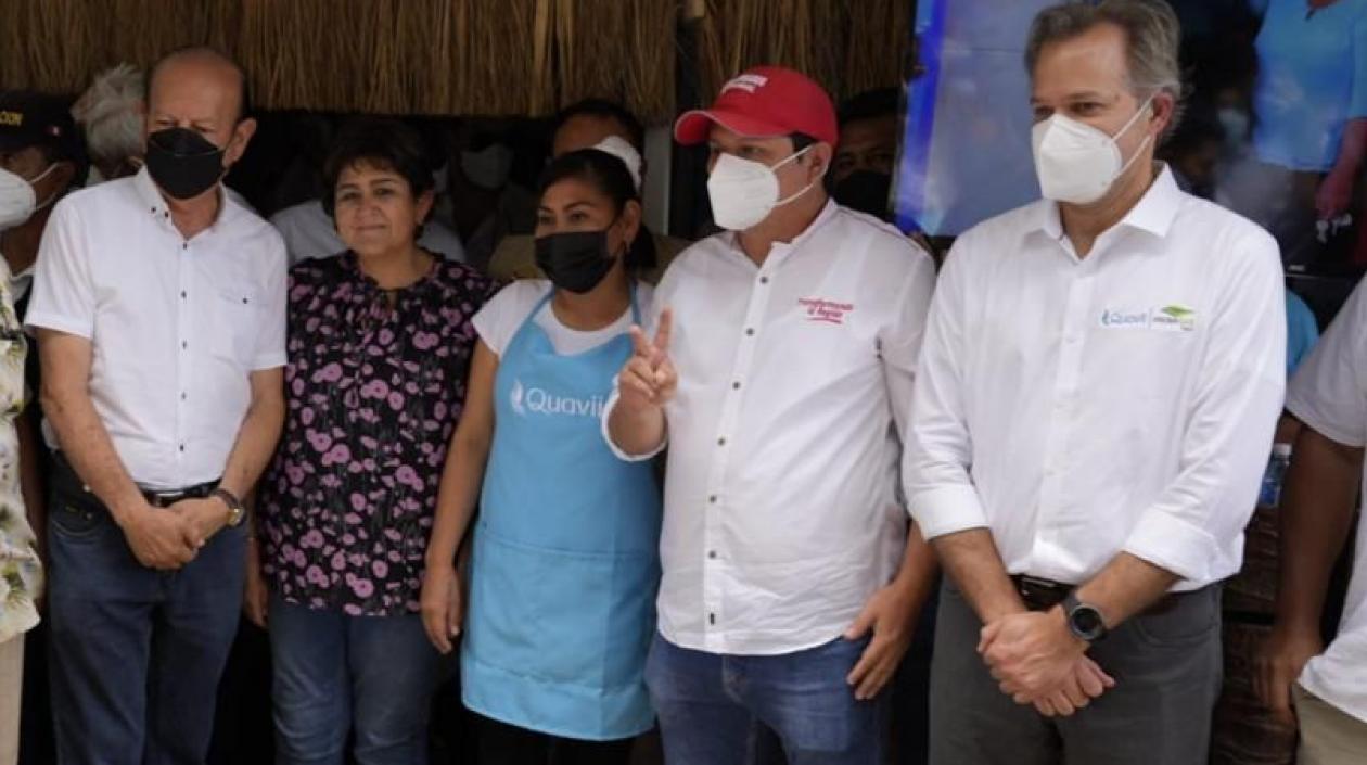 José Vitorena, Alcalde Talara; Wilman Elera, congresista del Perú; María Lorena Gutiérrez, presidenta Corficolombiana; Deysi Cobeñas, usuaria; Servando García, Gobernador Piura y Juan Manuel Rojas, presidente de Promigas.