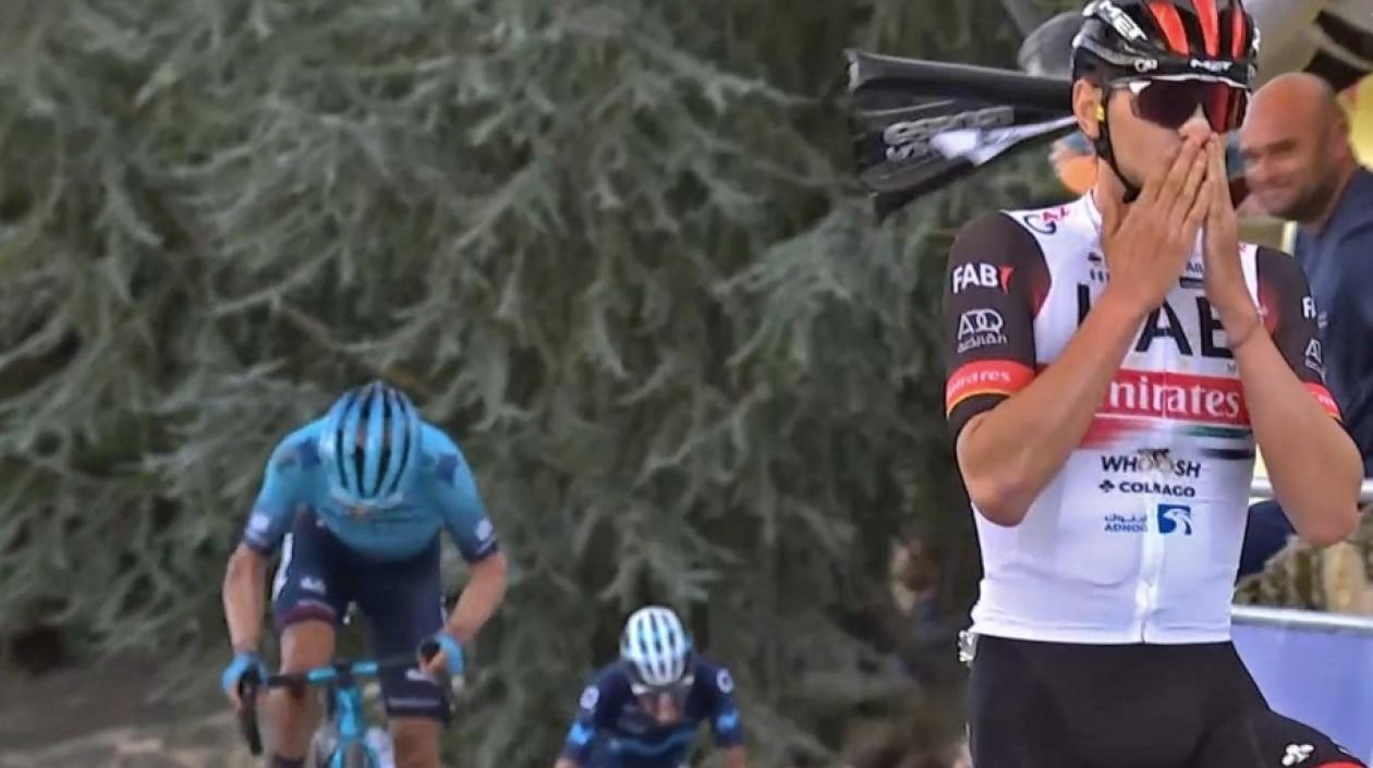 Aelxandro Covi celebra en la meta seguido por Miguel Ángel López e Iván ramiro Sosa. 