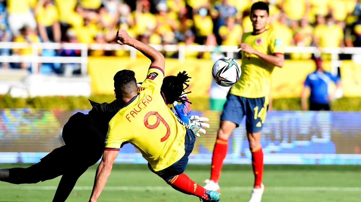 Falcao García en una acción contra el portero Pedro Gallese, ante la mirada de Luis Díaz. 