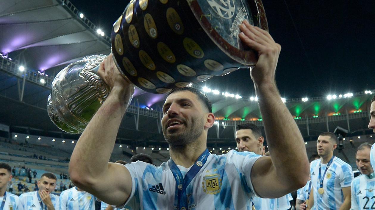 Sergio Agüero con el trofeo de la Copa América. 
