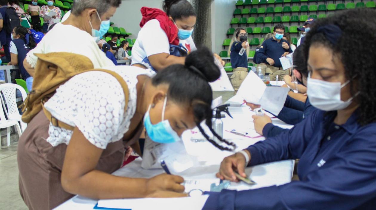 Migrantes venezolanos regularizan su situación.