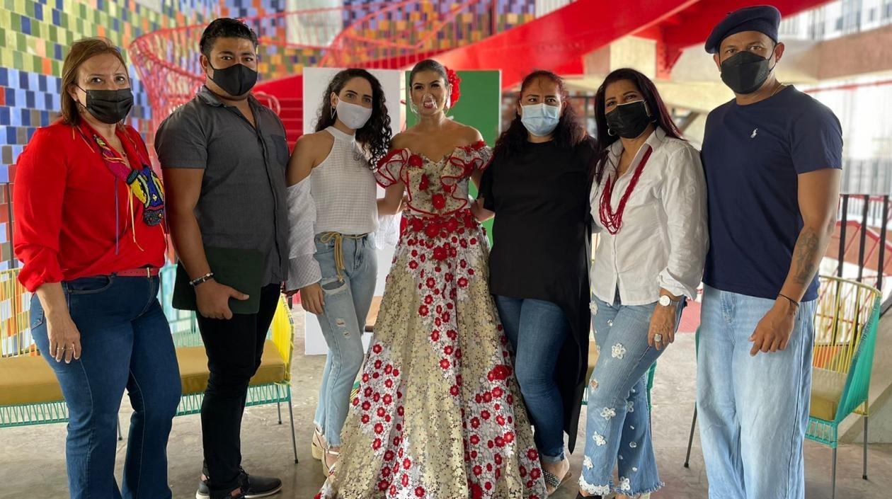 La Reina Valeria Charris y los estudiantes de la EDA.