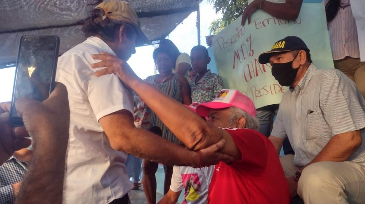 El precandidato presidencial Alex Char con el exarquero de Unión Magdalena y Junior, Jaime Deluque.