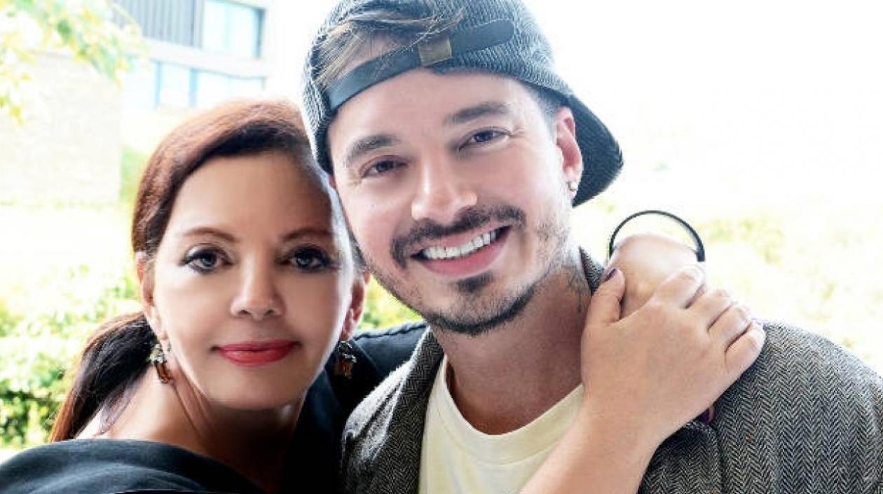 Imagen de archivo del cantante con su mamá.