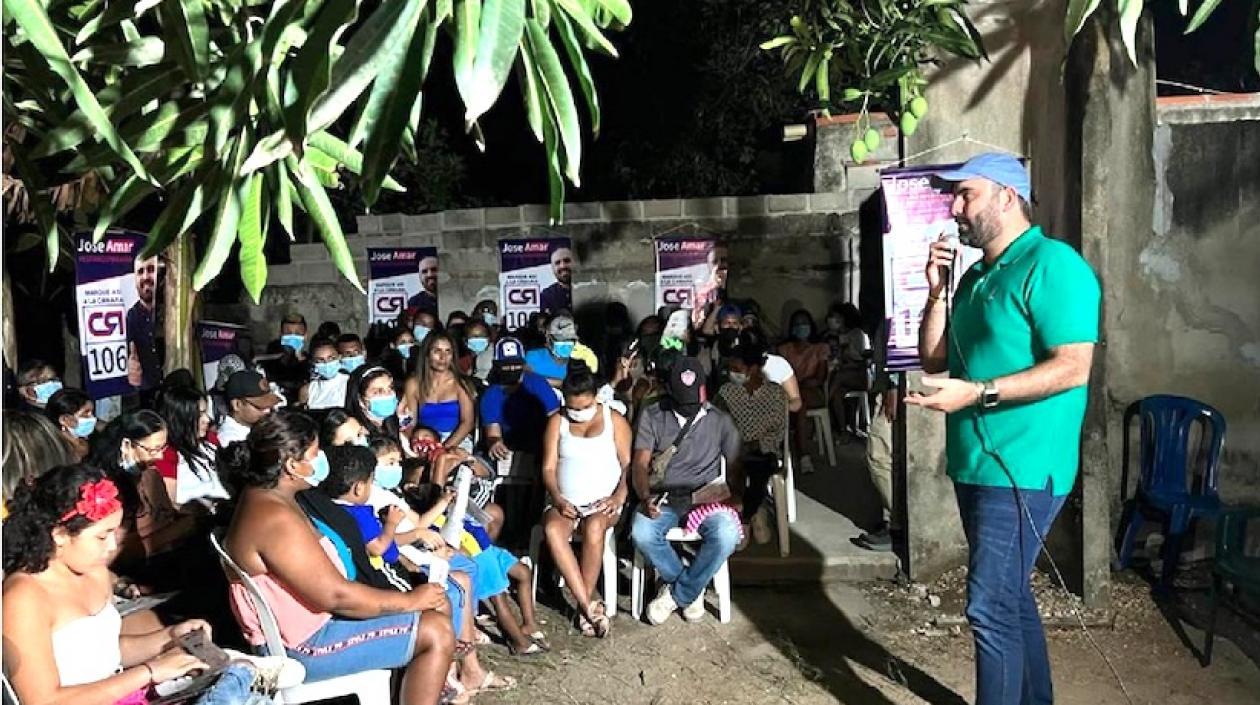 El Representante José Amar, dialogando con simpatizantes.