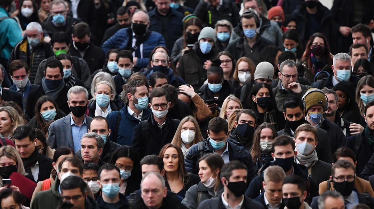  El Gobierno británico planea eliminar la actual norma que obliga a los infectados de Covid-19 en Inglaterra a aislarse. 