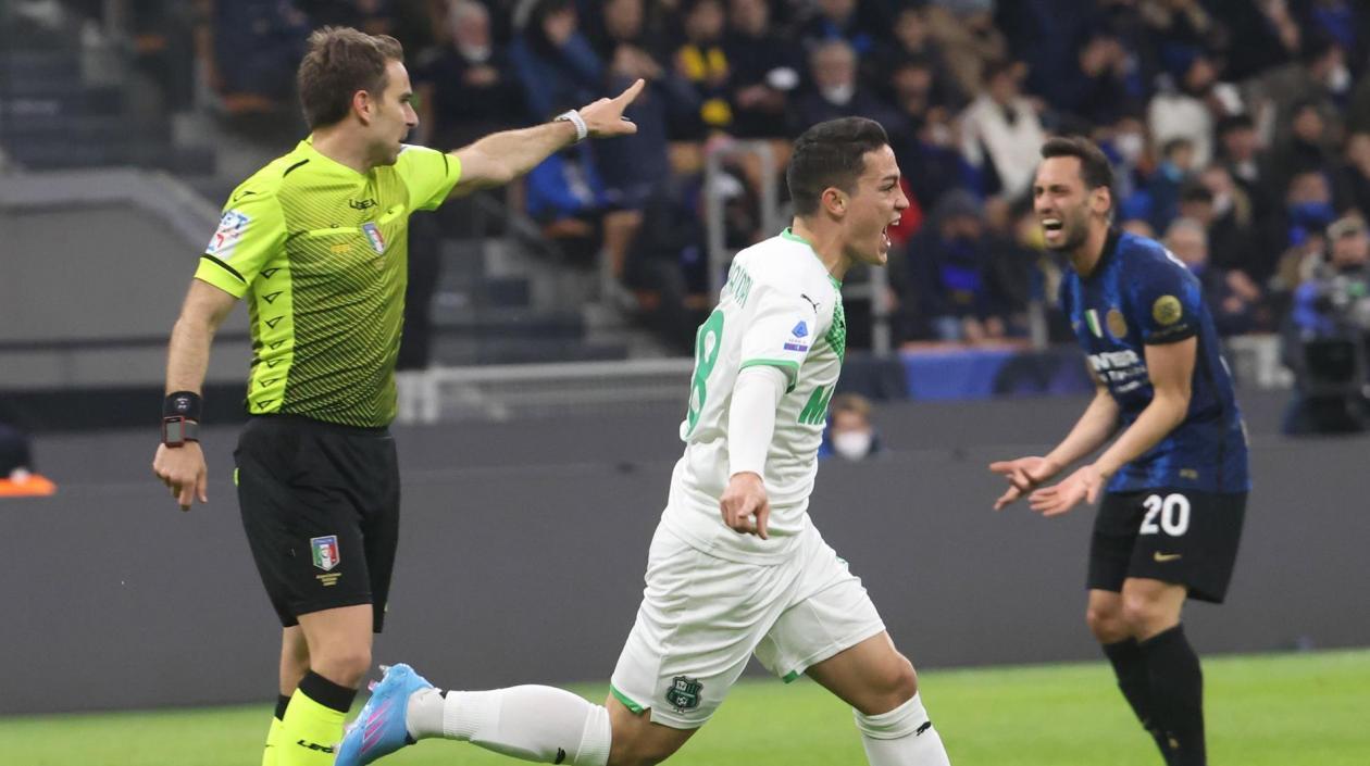 Giacomo Raspadori celebra un gol. 