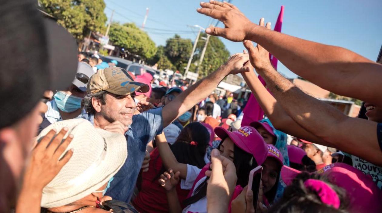 El precandidato presidencial Alex Char saludando a la gente del Magdalena.