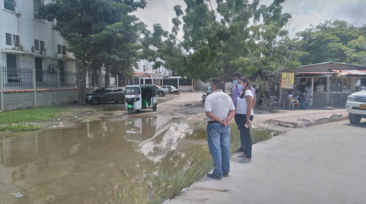 Visita de la Alcaldía a la obra y al contratista para ver la causa del estancamiento de aguas.